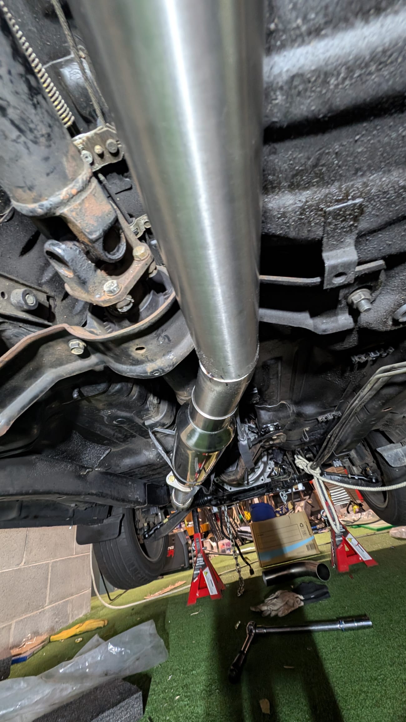 Underbody exhaust past the gearbox
