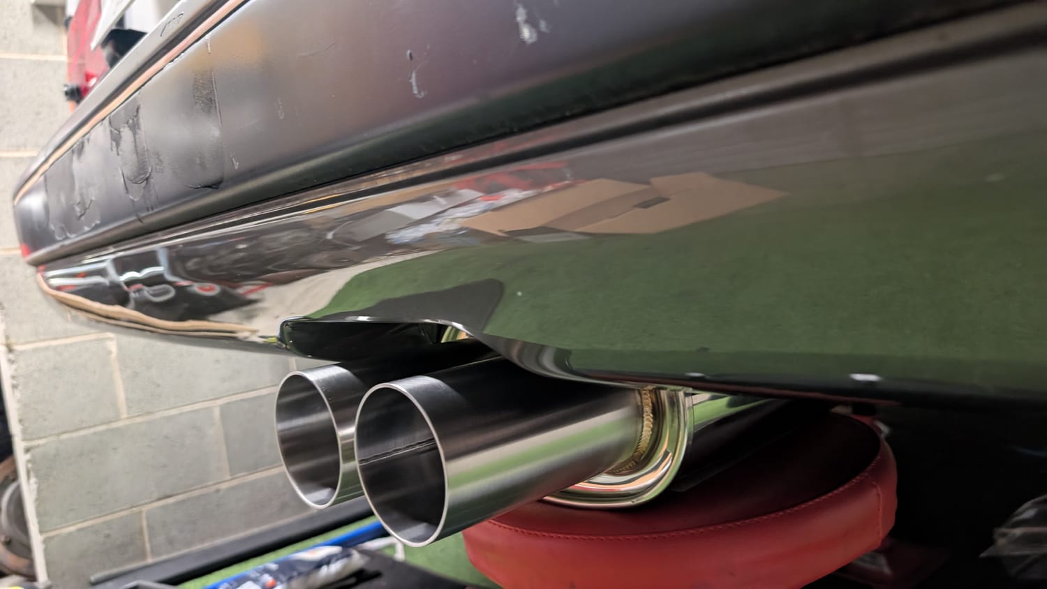 Twin exhaust tips, angle